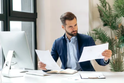 Empresário visualizando documentação da empresa, compreendendo o novo prazo de adesão do Simples Nacional.