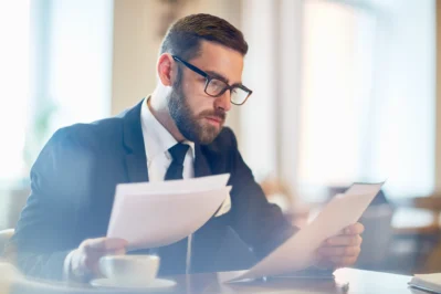 Empreendedor verificando documentação para saber qual certificado digital para MEI emitir nota fiscal ele pode emitir.