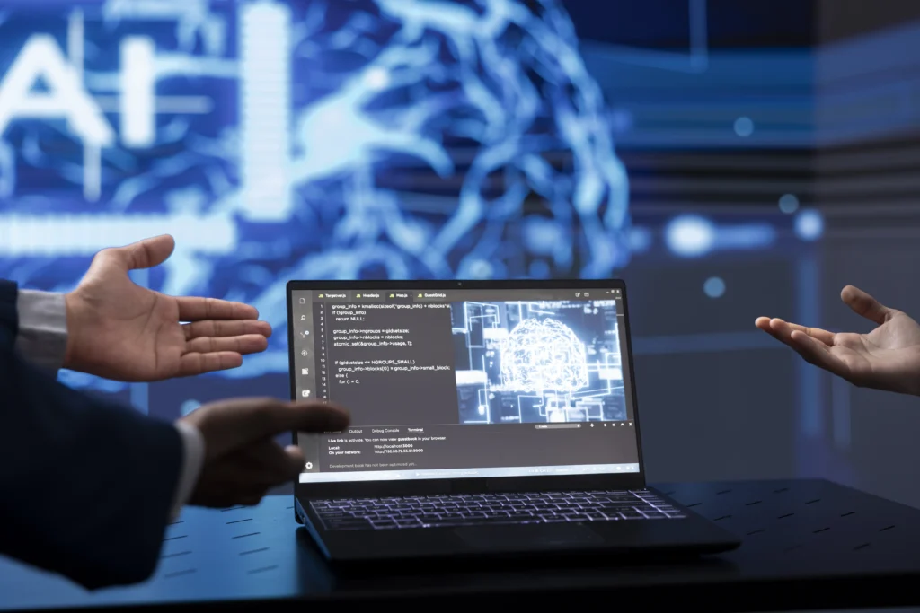 Imagem que ilustra um golpe com inteligência artificial, com um computador aberto e códigos na tela.