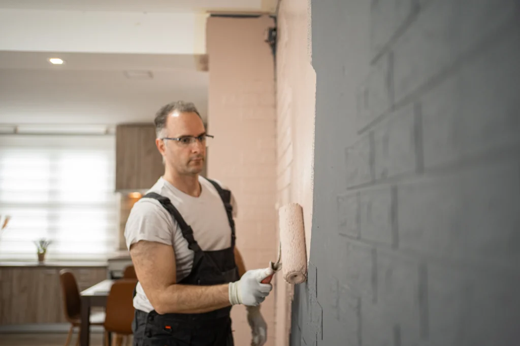 Profissional do Contrata+Brasil realizando serviço de pintura.