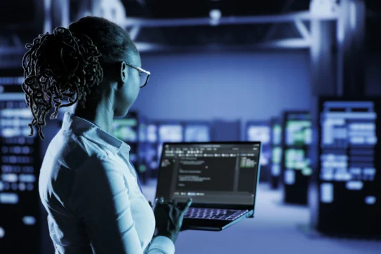 Mulher mexendo em computador, estudando sobre dicas de segurança no ambiente digital.